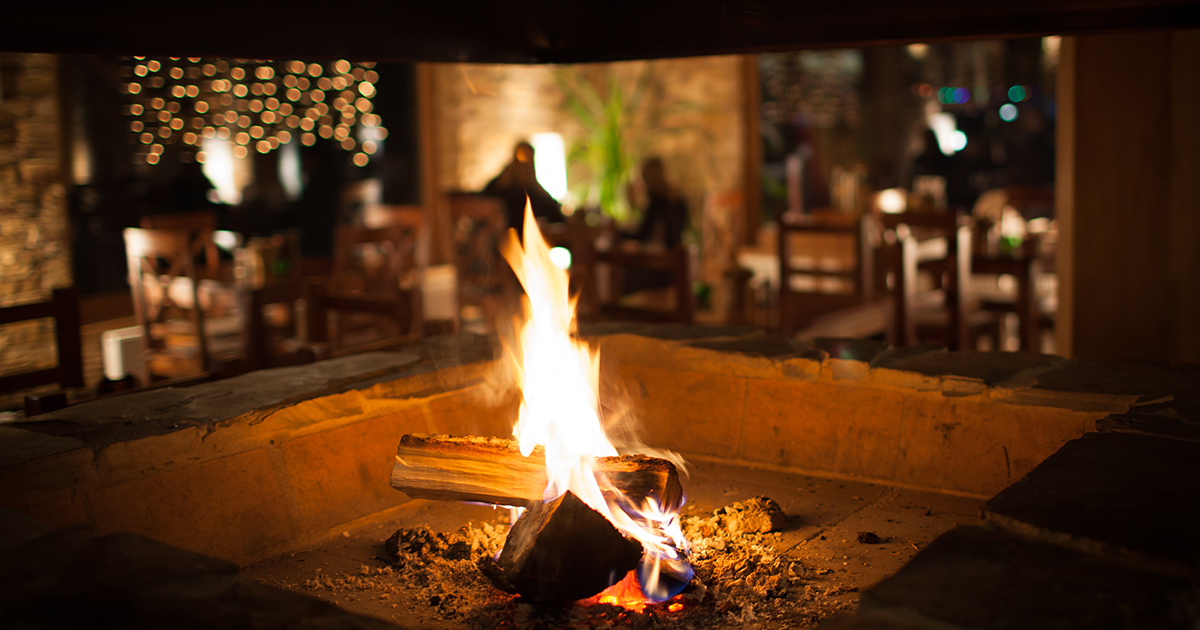 Pourquoi aimons-nous tant se retrouver autour d&rsquo;un feu de cheminée ?